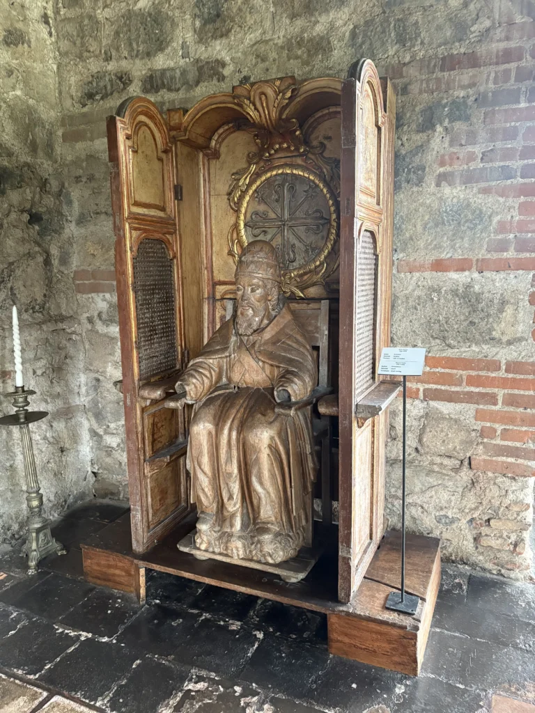 Estatua del Hermano Pedro en la Iglesia de San Francisco el Grande, Antigua Guatemala