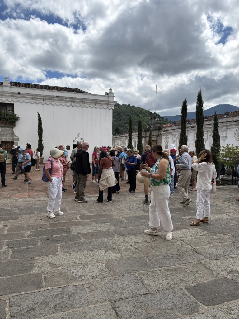 Grupo de viajeros con guía en una plaza del centro histórico de Antigua Guatemala