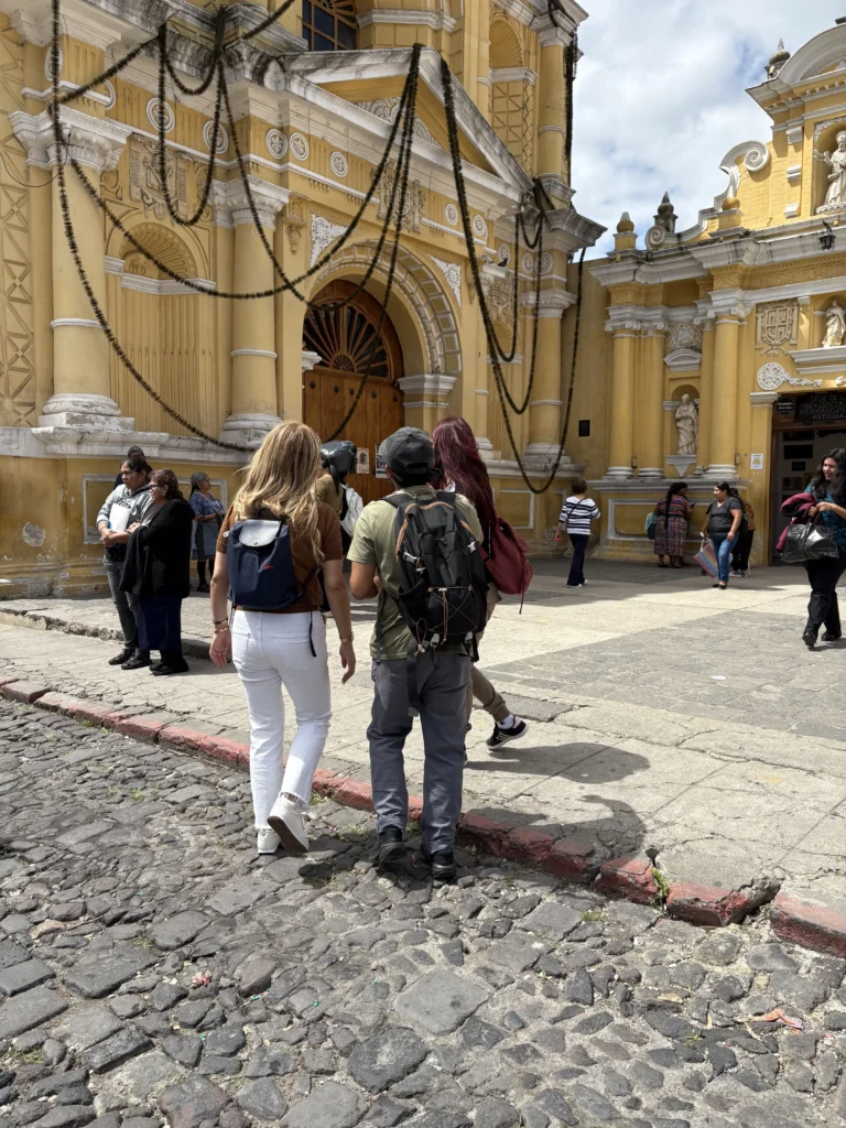 Fachada amarilla de la Iglesia Hermano Pedro en Antigua Guatemala