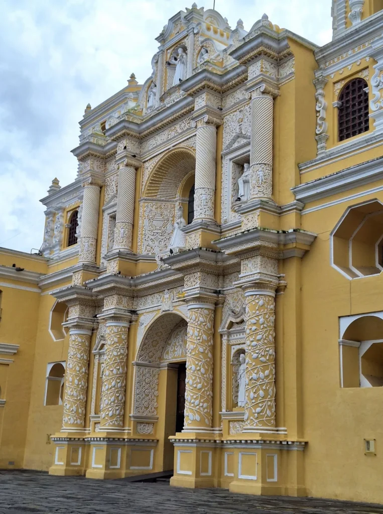 Fachada barroca amarilla y blanca de la Iglesia de La Merced en Antigua Guatemala