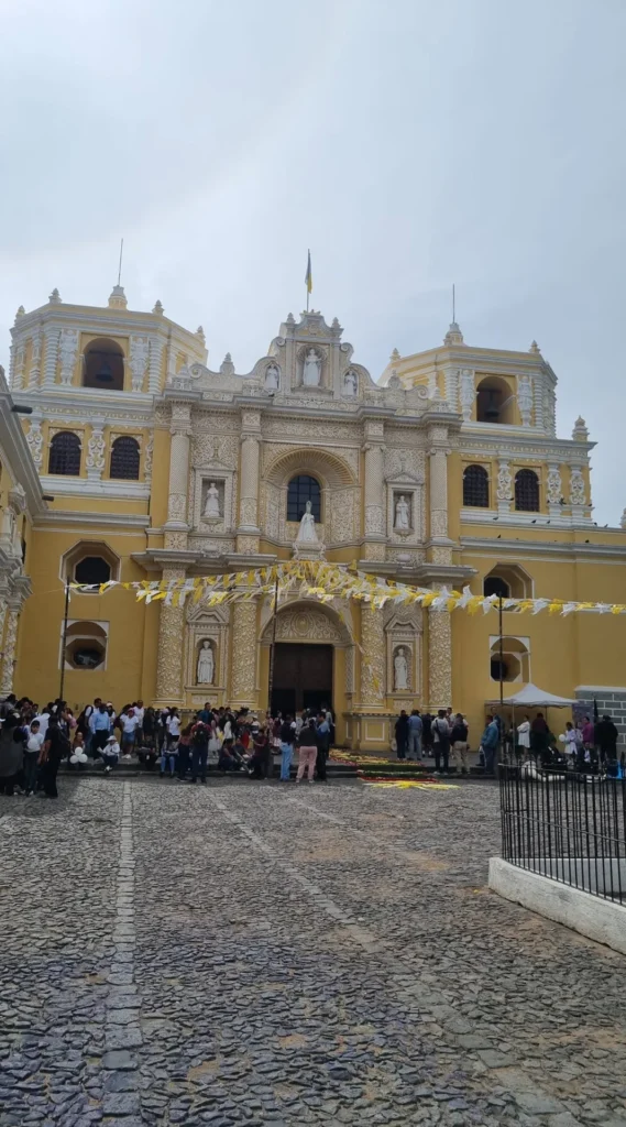 Iglesia de La Merced vista desde la plaza empedrada en Antigua Guatemala