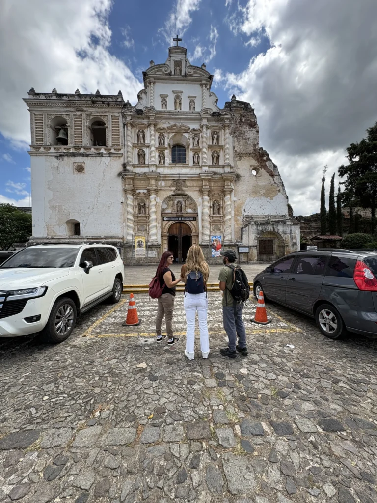 Fachada barroca de la Iglesia de San Francisco el Grande en Antigua Guatemala