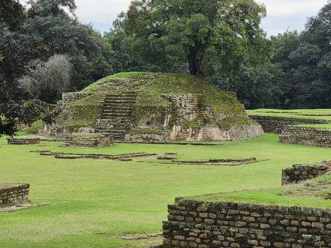 Templo piramidal cubierto de musgo en Iximché, Tecpán, Guatemala