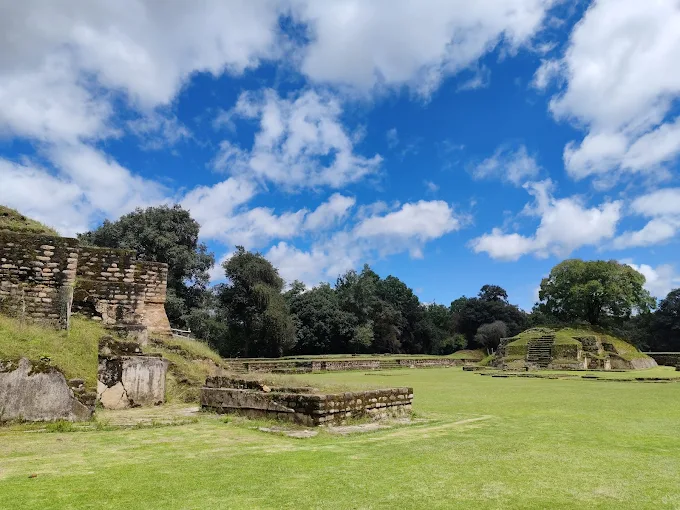 Plaza de Iximché con cielo azul y estructuras ceremoniales kaqchikeles