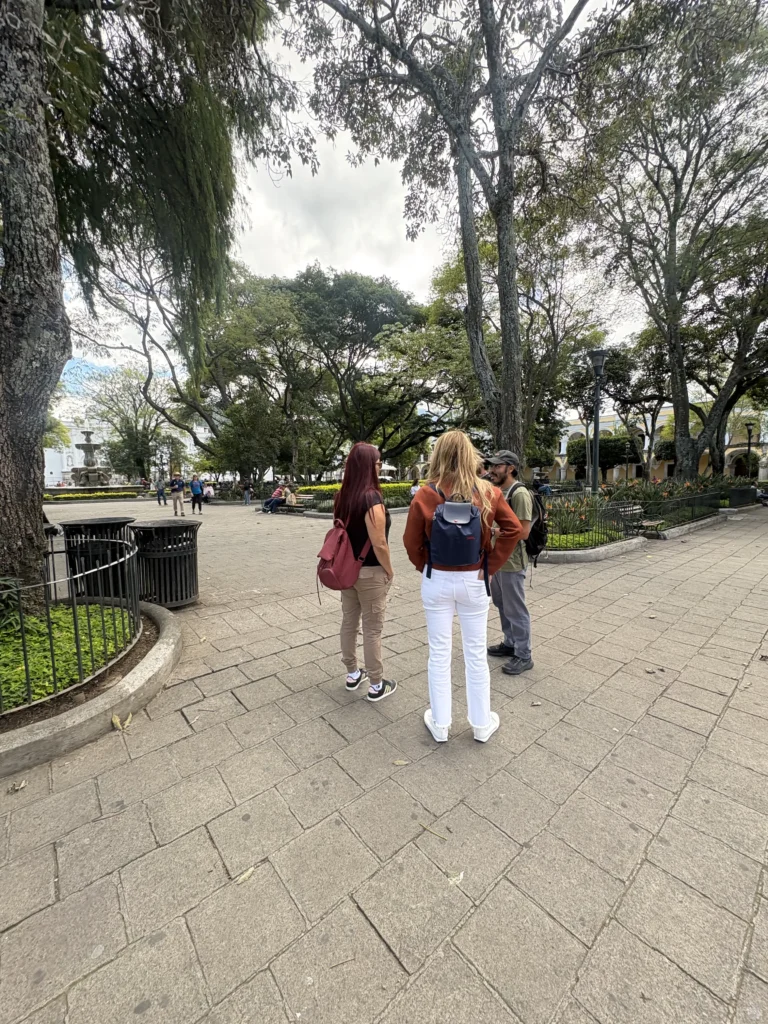 Viajeros en el Parque Central de Antigua Guatemala