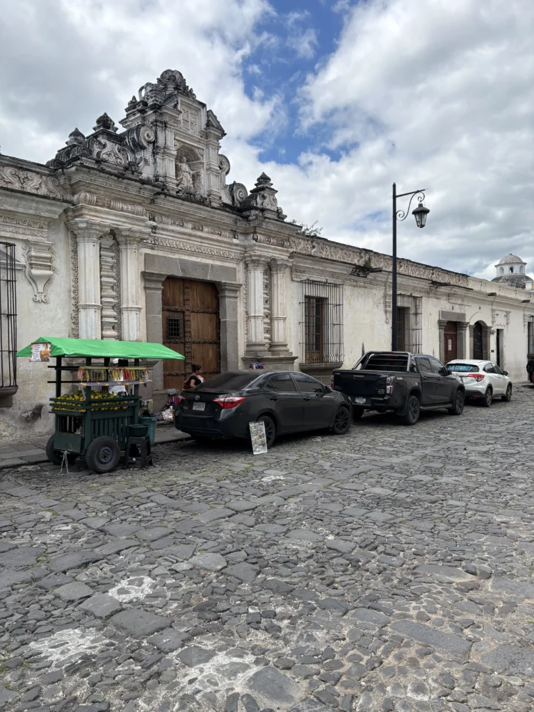Fachada barroca de la antigua Universidad de San Carlos en Antigua Guatemala